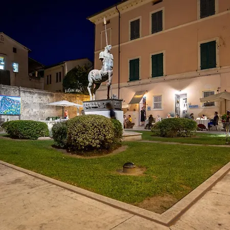 Carla Cozy In Petrasanta Center